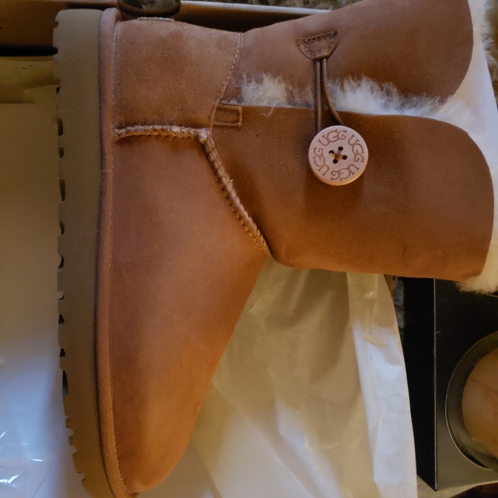 UGG BAILEY BUTTON II CHESTNUT  SIZE 8